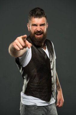 kızgın hissediyor. Sakallı adam. Erkek kuaför bakım. Saç ve sakal bakım. Acımasız adam kendinden emin ve yakışıklı. Olgun hippi sakallı. bağırarak ve parmak işaret sakallı adam. Beni şimdi duyabiliyor musun.