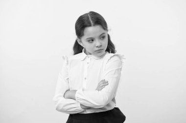 Bu adil değil. Öğrenci işareti ile kabul edemez. Kız ciddi bir yüz sarı arka plan rahatsız. Kesinlikle çocuk mutsuz görünüyor. Kız göğüs görüntüsü üzerinde ciddi silah katlanmış. Öğrenci okul kuralları ile katılmıyorum