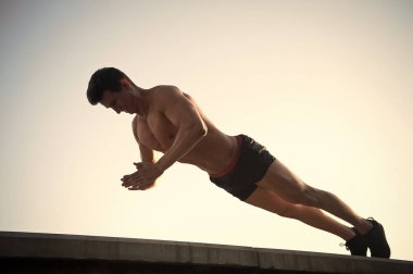 Beton yüzeyindeki tahta egzersiz yaparak atlet