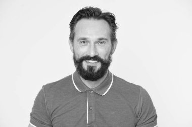 Sağlıklı ve mutlu. Sportif yaşam tarzı ve sağlıklı beslenme, gençliğin ve tazeliğin olgunlaşmasına yardımcı olur. Sakallı adam sağlıklı ve mutlu görünüyor. Sonsuzluk için sağlıklı yaşam tarzı anahtarı