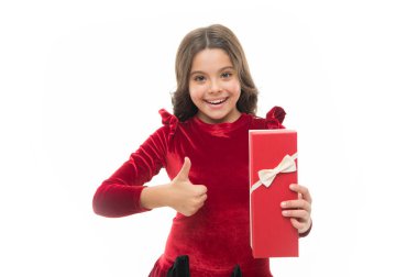 Hediye alma tadını çıkarın. En iyi oyuncaklar ve çocuklar için Noel hediyeleri. Elbise kıvırcık saç modeli, evlat küçük kız hediye kutusu tutun. Çocuk hediyesini açmak hakkında heyecanlı. Küçük sevimli kız alınan tatil hediye