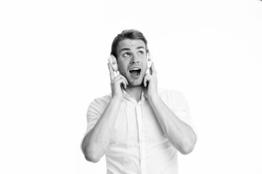 Hoş bir melodi. Kulaklıklar ve şarkı dinleme favori şarkı dostum. Adam kulaklık ile müzik dinler. Dostum memnun yüz zevk dinleme müzik kulaklık beyaz arka plan kopya alanı izole