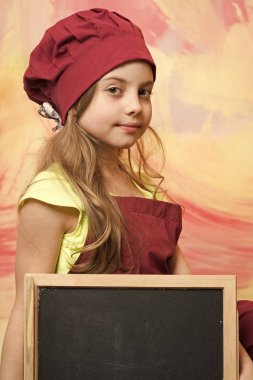 Şef çocuk önlük renkli arka plan üzerinde.