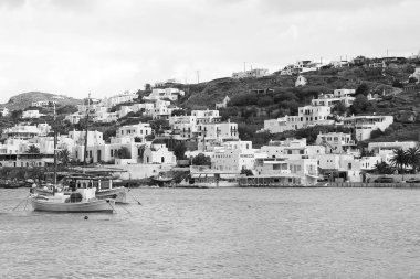 Mykonos, Yunanistan - 04 Mayıs 2010: Yalı evlerde. Deniz gemi dağ manzarası ile. Deniz gökyüzü arka plan üzerinde balıkçı köyü. Adada tatil yaz. Yolculuk tutkusu ve kavram seyahat