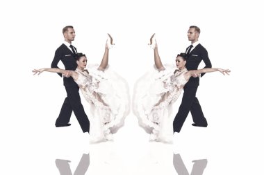 Dans eden balo çifti beyaz sahilde yalnız poz veriyor.