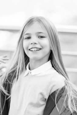 Sarı uzun saçlı bir gülücük ver açık