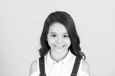 Kız genç yüz cilt mavi zemin üzerine gülümseme ile