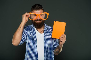 mutlu adam gözlük ve e-kitap. okumak için hazır. Saç ve sakal bakım. Olgun hippi sakallı. Sakallı adam. Erkek kuaför bakım. Acımasız adam kendinden emin ve yakışıklı. yeni teknoloji. e kitap okuma