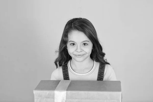 Liste de souhaits. Fille rêvant de cadeau incroyable. Enfant heureux visage tient grande boîte cadeau fond turquoise. Fille coiffure bouclée adorable heureux visage célébrer anniversaire. Enfant heureux aime cadeaux d'anniversaire — Photo