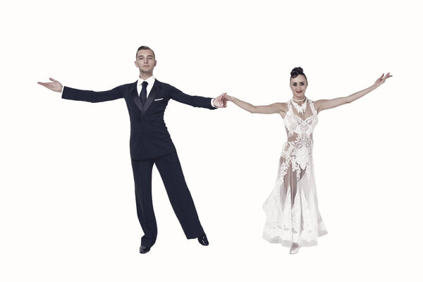 танцевальная пара в танцевальной позе, изолированной на белом пляже