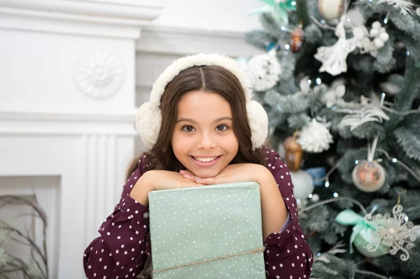 Bonne année. Noël. Les enfants apprécient les vacances. petite fille heureuse à Noël. Le matin avant Noël. Vacances de Nouvel An. petite fille aime cadeau de Noël. fête de Noël. Noël arrive — Photo