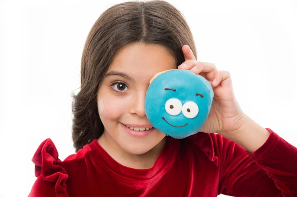 Flickan håller glaserade söt donut i hand vit bakgrund. Kid leende flicka redo att bita donut. Godis butik och bageri koncept. Barn stora fans av bakade munkar. Du kan motstå färska på beställning donut — Stockfoto