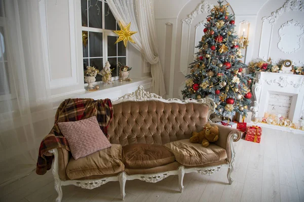 Frohes neues Jahr. Weihnachtskomposition. Weihnachten. schön geschmückter Baum mit Geschenkschachteln frohe Weihnachten und frohe Feiertage. am Morgen vor Weihnachten. Neujahrsferien. Es ist für mich — Stockfoto