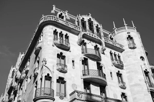 Hotel Casa Fuster budynku na błękitne niebo. Architektury modernistycznej Barcelony. Wygląd i styl. Punkt orientacyjny i zwiedzanie w Barcelonie. Podróży i wanderlust — Zdjęcie stockowe