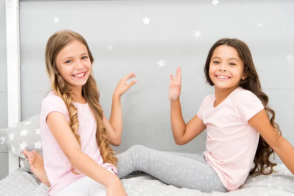 Sisters older or younger major factor in siblings having more positive emotions. Girls sisters spend pleasant time communicate in bedroom. Benefits having sister. Awesome perks of having sister — Stock Photo, Image