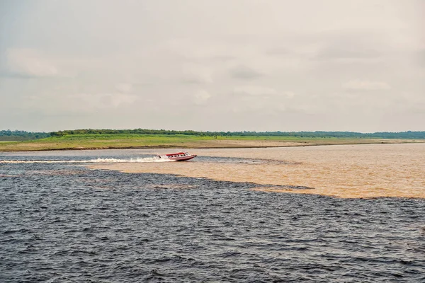 Водная встреча в реке Бразилия-Амазон с Рио-дель-Негро — стоковое фото
