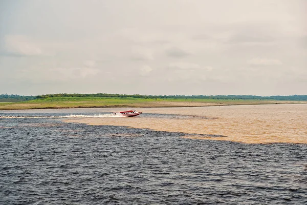 Waterbijeenkomst in braziliaanse Amazonerivier met rio del negro — Stockfoto