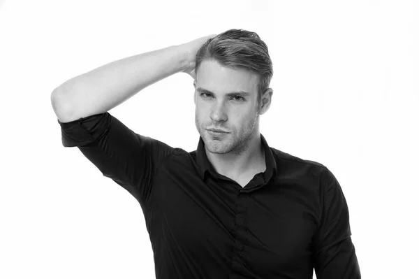 Cheveux sains. Guy attrayant profiter de la coiffure. Homme barbu visage strict profiter des cheveux de fraîcheur, fond blanc. Concept de soins capillaires. Homme barbe non rasée beau et bien soigné toucher propres cheveux frais — Photo