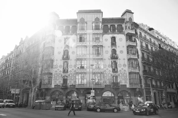 Barcelona, España - 30 de marzo de 2016: Casa Llopis Edificio Bofill en esquina. Residencia modernista. Estilo neogótico y diseño de España. Arquitectura en España, Barcelona. Turismo de España — Foto de Stock