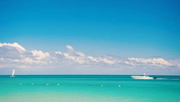 Yacht csónak: egzotikus gyönyörű tengeri strand az Antigua St. Johns — Stock Fotó