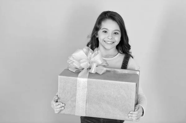 Огромное вам спасибо. Ребенок счастливое лицо держит большой подарок коробку бирюзовый фон. Ребенок девочка восхитительный подарок. Девочка кудрявая прическа очаровательное счастливое лицо праздновать день рождения. Малыш любит подарки на день рождения — стоковое фото