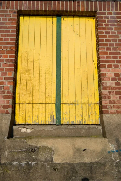 Portal, pencere veya kapı kapalı sarı ahşap plakalar ile — Stok fotoğraf
