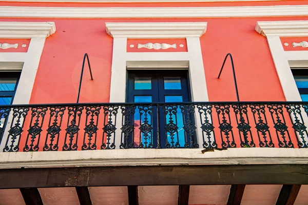 Балкон и стеклянные окна в Сан-Хуане — стоковое фото