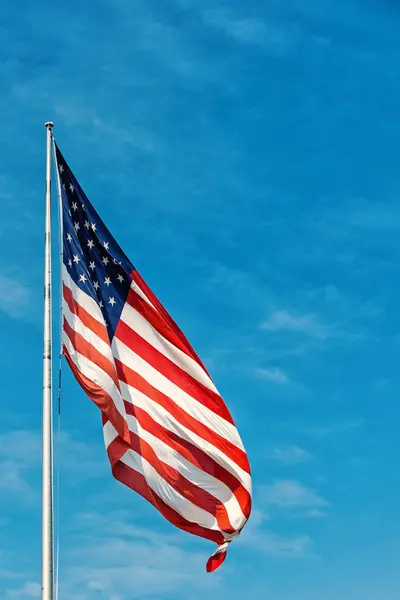 Bandeira americana no céu azul em Key West, EUA — Fotografia de Stock