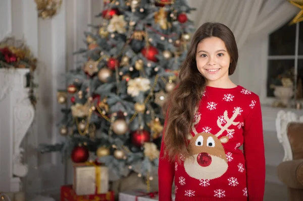 Petite fille aime cadeau de Noël. Bonne année. petite fille heureuse à Noël. Noël. Les enfants apprécient les vacances. Le matin avant Noël. Vacances de Nouvel An. Joyeux Noël et bonne année — Photo