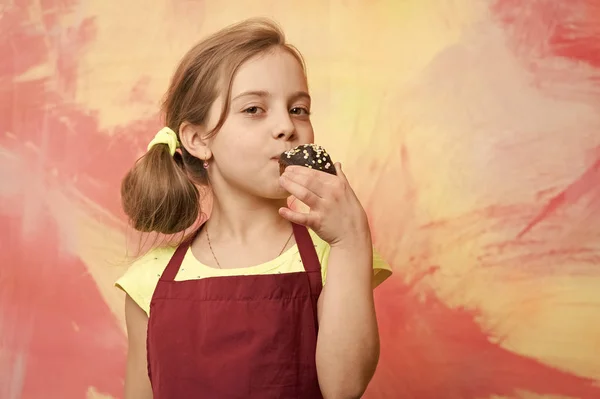Chef criança com cupcake . — Fotografia de Stock
