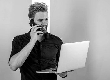 Her zaman online. Becerikli adam online kalmak tutun. Mobil Internet faydaları. Mobil kapsama her zaman temas halinde olmak için yardımcı olur. Adam modern şık dizüstü ve adam akıllı telefon her zaman Internet erişimi