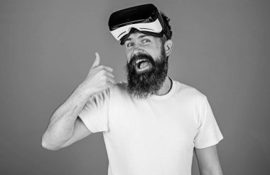 Sakal ve bıyık Vr gözlük, mavi arka plan ile olan adam. VR teknolojisi kavramı. Mutlu yüz hipster jest Yaşasın gösterir. Adam Vr gözlük veya baş ile görüntü monte