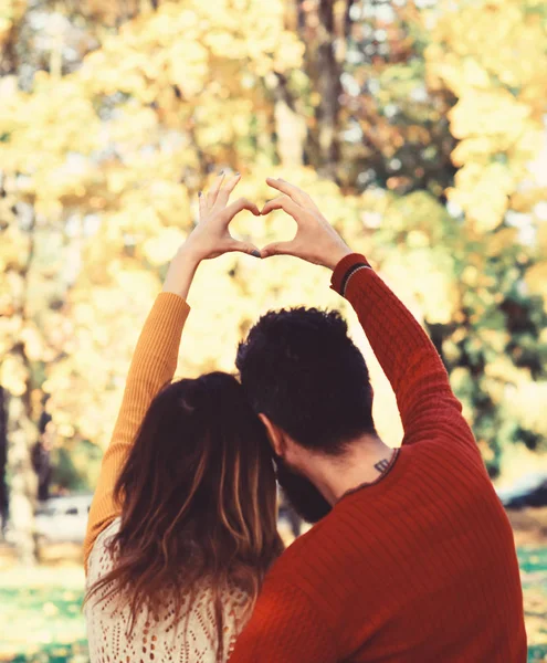 Hombre y mujer se volvieron hacia atrás en el fondo de los árboles de otoño . —  Fotos de Stock