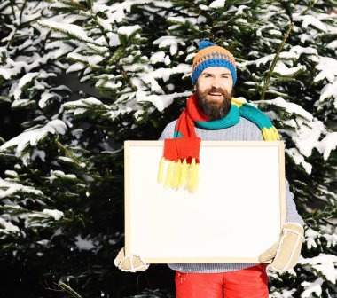 Sakallı maço beyaz tahta tutuyor, boşluğu kopyala.