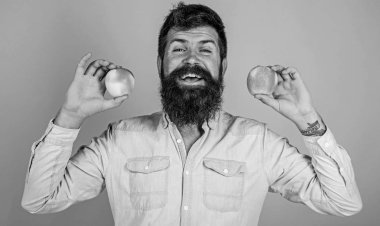 Sağlıklı bir alternatif. Sakallı adam gülen elma mavi arka plan elinde tutar. Tamamen sağlıklı beslenme kavramı. Vitamini beslenme diyet sağlık. Elma hem de eller sağlıklı alternatif