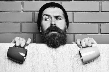 Kâğıt çarşaf ve fincanlarla vahşi beyaz hippi sakallı.