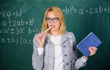 Öğrenmek ilham öğretmen olmak. Öğretmen kıvılcım motivasyon ilham verici. İlham arıyorsanız. Kadın kitap ısırık kalem kara tahta arka plan tutun. İlham iş zor. İlham veya yaratıcılık kriz kavramı