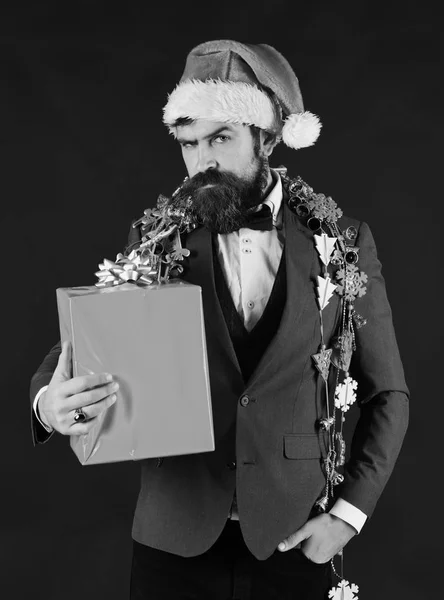 髭を生やしたマネージャーは赤い贈り物を持っている。自信のあるビジネスマン — ストック写真