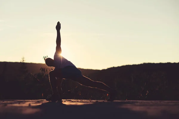 El deportista hace ejercicios, copia espacio. Concepto de deporte y entrenamiento . — Foto de Stock