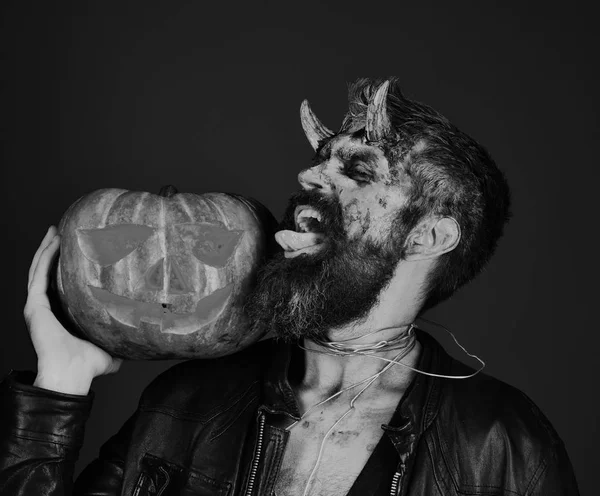 Concepto fiesta de Halloween. Demonio con cuernos y cara malvada — Foto de Stock