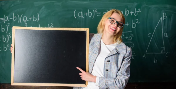 Información de Hometask. Profesor mostrar información de la escuela. Profesor inteligente sonriente mujer mantenga pizarra espacio en blanco anuncio copia. Recuerda esta información. Horario escolar e información — Foto de Stock