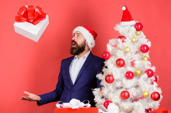 Enviar ou receber presentes de Natal. Homem barbudo hipster terno formal feliz comemorar o Natal. Entrega rápida de presentes. Caixa de presente com fita festiva arco caindo para a direita para a mão masculina. Conceito de serviço de presente — Fotografia de Stock