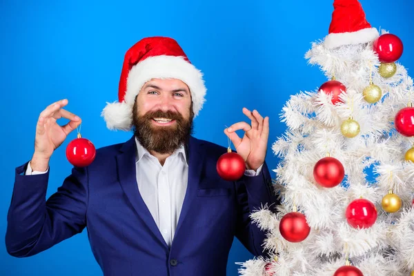 Empresario unirse a la preparación de Navidad. Diversión de Navidad. Hombre barbudo hipster llevar traje formal y sombrero de santa. Concepto de negocios y navidad. Santa celebrar la decoración de la bola de Navidad. Vacaciones destinadas a la diversión —  Fotos de Stock