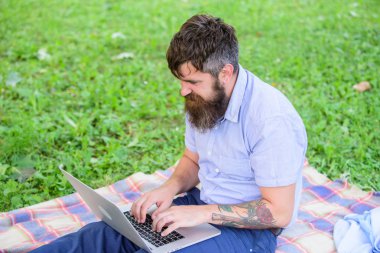 Blogger için sosyal ağ içerik oluşturun. Yazar ya da blogger sosyal ağ için yazı yazmak. Yaratıcılık kriz. Blogger düşünceli yüz içerik oluşturun. Hipster blogger ile dizüstü doğa arka plan