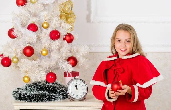 Festeggiamenti. Incredibilmente emozionati per Natale. Ragazza costume festivo vicino all'albero di Natale. Concetto di felicità infantile. Il bambino festeggia il Natale a casa. Giorno preferito dell'anno — Foto Stock