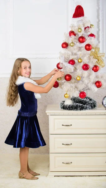 Sukienka z aksamitu dziewczyna czuć świąteczny w pobliżu choinki. Rozprzestrzeniania dopingować Boże Narodzenie. Noworodek szczęśliwy, ponieważ sezon wakacyjny przybywa. Zimowe wakacje koncepcja. Bardzo wyjątkowy czas w roku. Koncepcja rodzinne wakacje — Zdjęcie stockowe