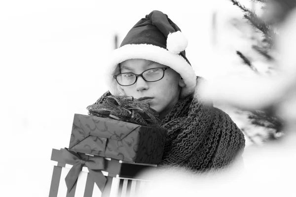 Mały chłopiec z obecnych pudełek w zimie na świeżym powietrzu — Zdjęcie stockowe
