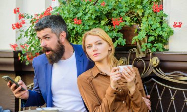 Adam telefonu konuşurken iki aşk sit kafe Teras sonra kahve keyfini çıkarın. İşadamı ile dating kız. Girişimci işadamı Tarih önce şeyler biliyorum. Bul ve tarihi bir işadamı. İşadamı dating
