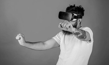 Sanal yarış kavramı. Vr sakallı sürüş motosiklet, kırmızı arka plan gözlük. Sanal gerçeklik yüksek hızda sürüş bisiklet emin yüzündeki hippi. Adam oyun Vr içinde yarış oyunu