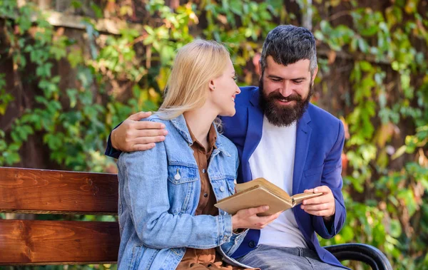 Man Woman Sit Bench Park Read Same Book Together Couple — Stock Photo, Image